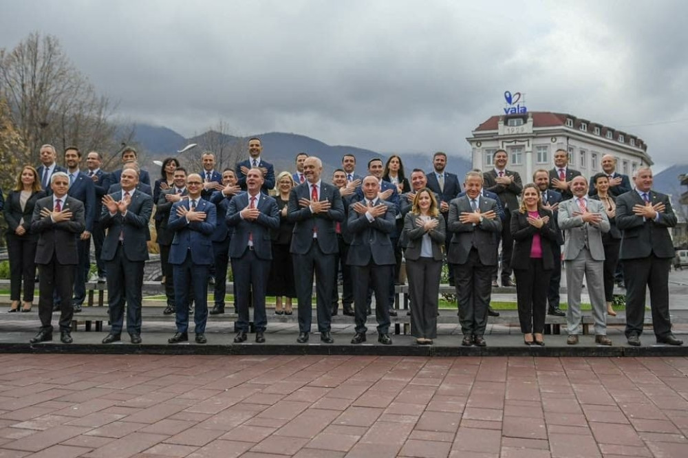 Jedan albanski političar ne zna da napravi orla rukama, Šiptari u šoku, jedni mu se smeju, drugi ga psuju! (FOTO)