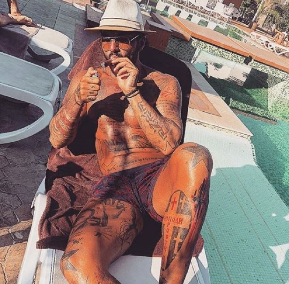 Svi mu zavide, pogledajte je! Bivši fudbaler Zvezde u "Velikom bratu" smuvao bivšu ribu MMA BORCA! (FOTO)