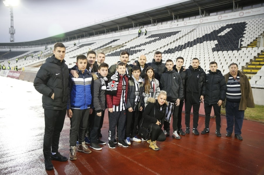 Žive u ulici dugoj 50 metara i obožavaju Partizan (VIDEO)