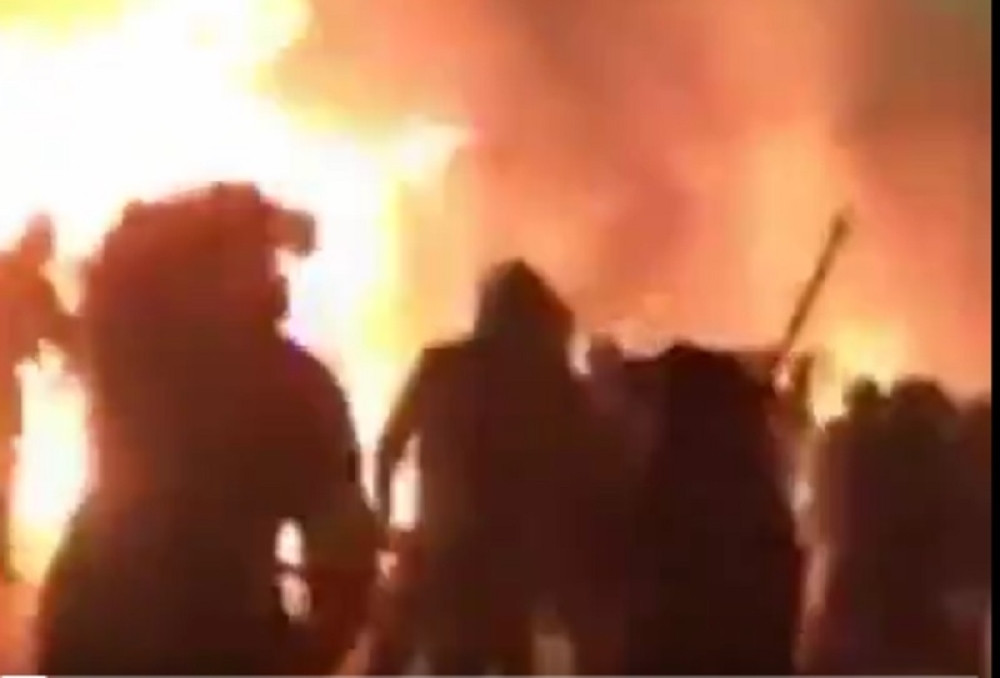 Ratno stanje u Atini! Huligani se TUKLI celu noć, policija nemoćna, Grci poručuju: "Večeras će pasti krv"! (VIDEO)