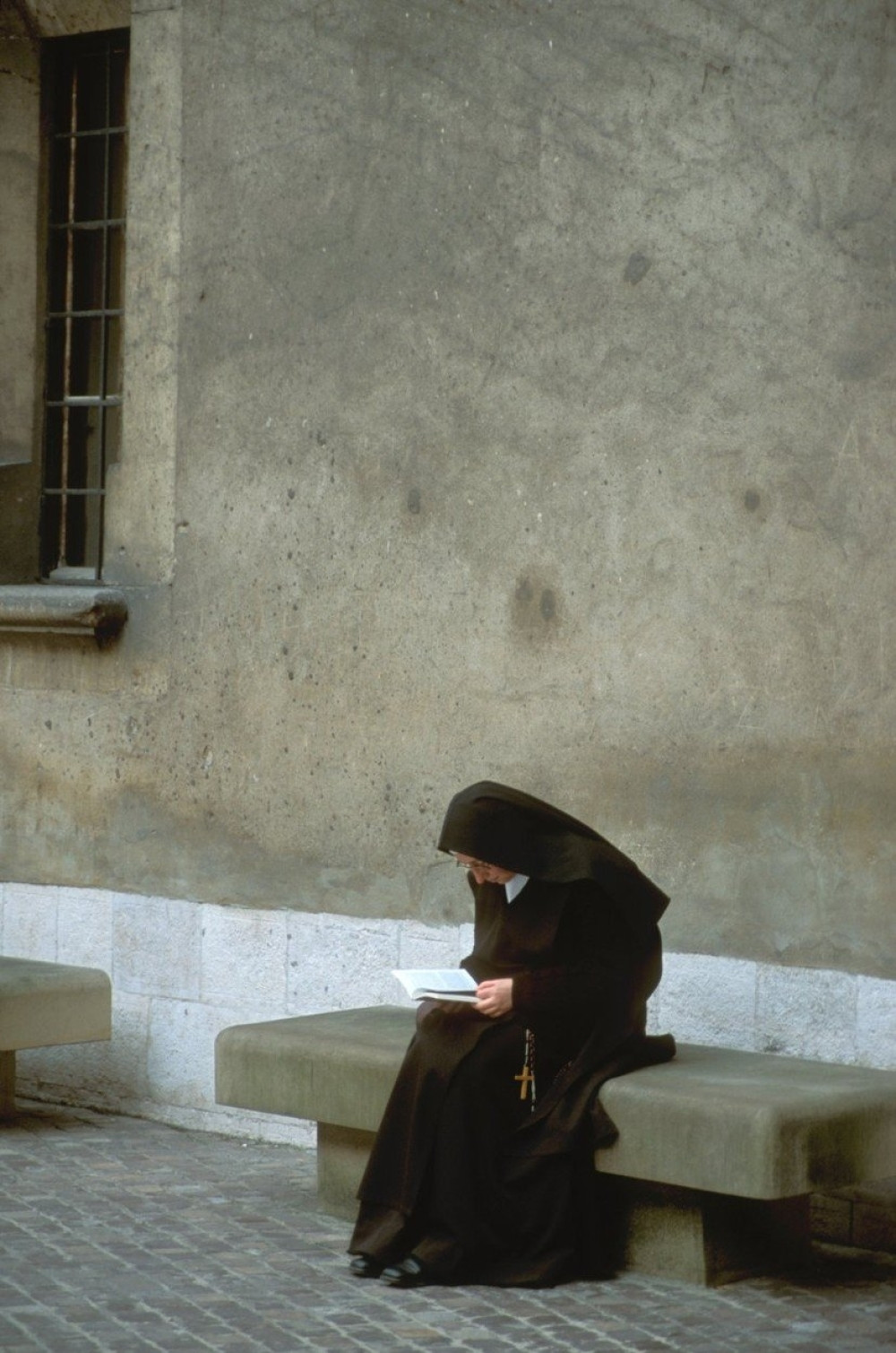 Devojčicu su ubili a telo sakrili u VATIKANSKOJ GROBNICI, danas su podigli kamenu ploču, ali je usledio ŠOK!