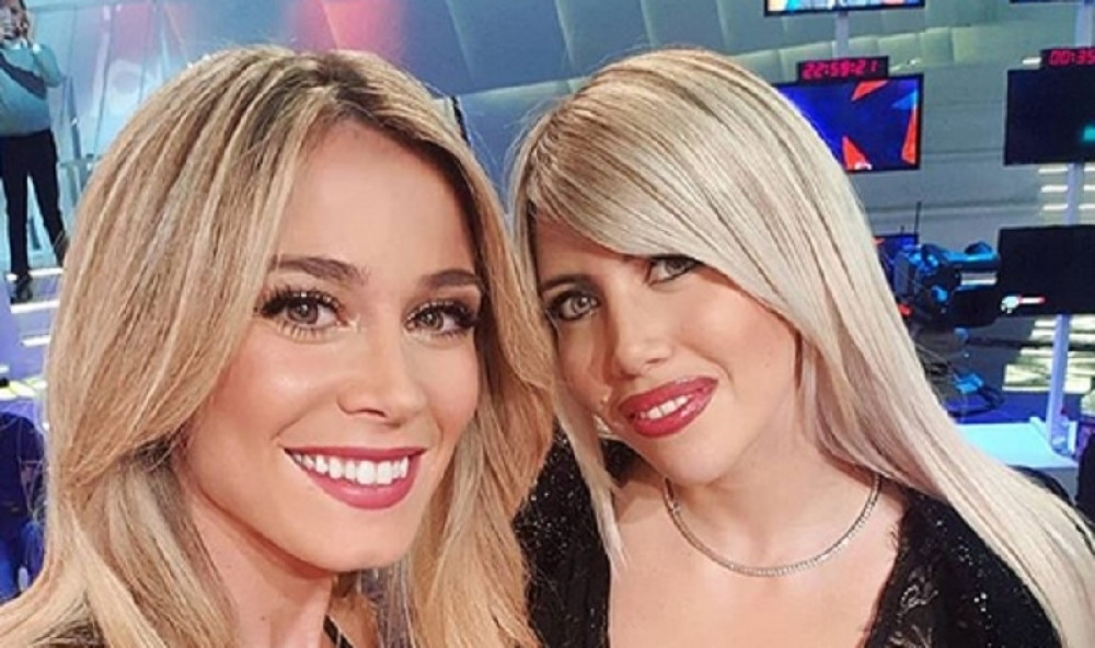 Sudar DŽINOVSKIH grudi: Dve najseksi Italijanke pričale o fudbalu, svi su buljili u njihove lopte! (FOTO)