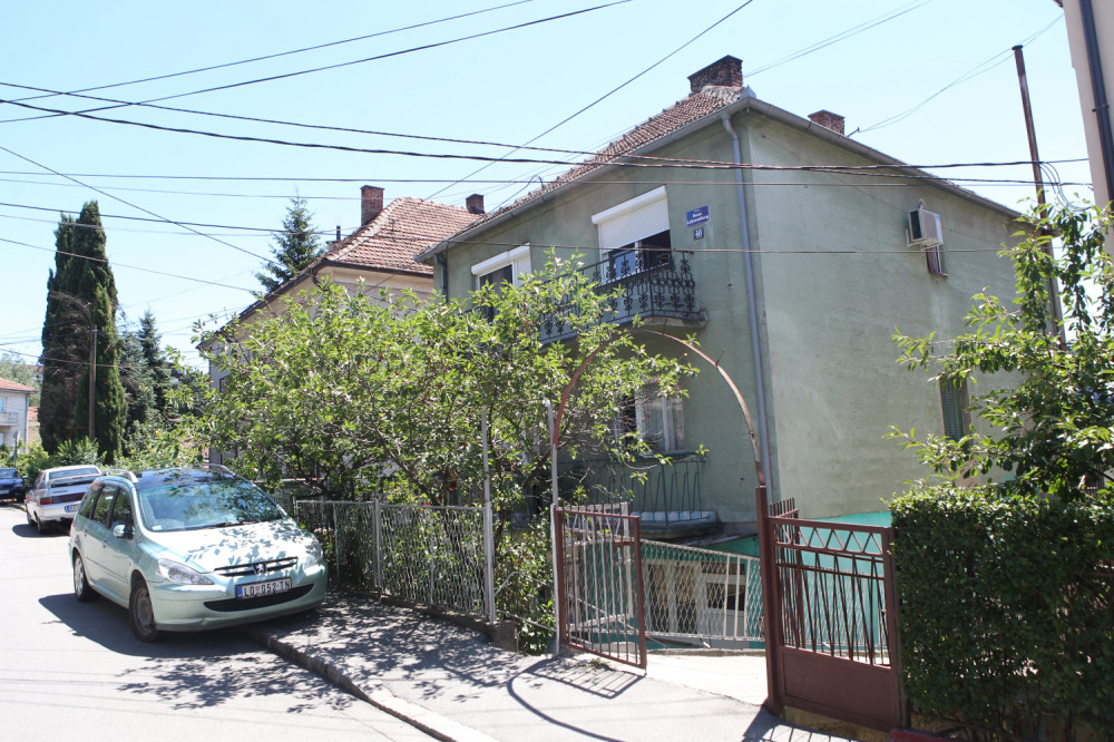 Nasledio je kuću od preminulog rođaka, a kad je krenuo da POMERA NAMEŠTAJ umalo ga infarkt nije strefio!