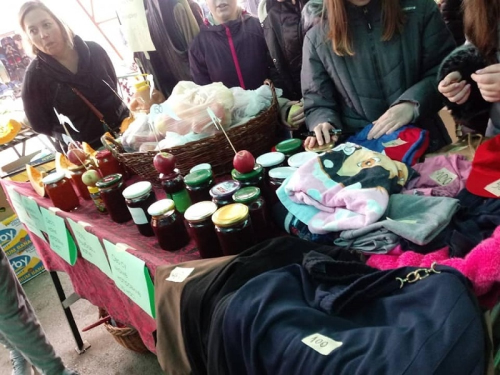 Đaci iz Prokuplja prodavali zimnicu na pijaci, a razlog će vas rasplakati! I razredna je umesila pitu (FOTO)