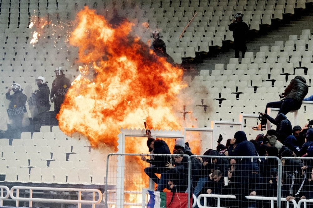 Nastavljen haos u Atini, GORI STADION AEK, huligani BAKLJAMA NA POLICIJU! (VIDEO)