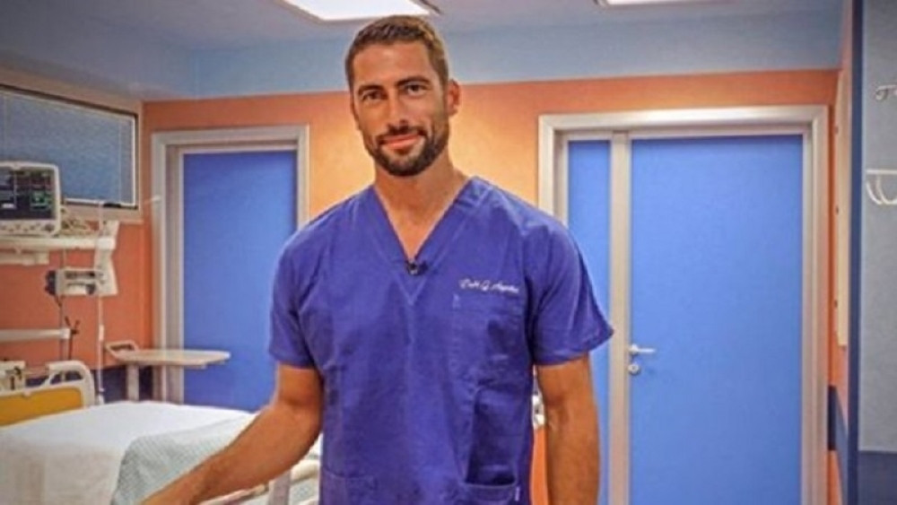 Devojke uzdišu za njim i jedva čekaju da ih on leči! Doktor je zaludeo lepši pol, a da mu vidite tek fotke na Instagramu (FOTO)