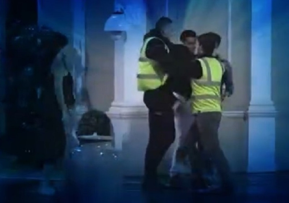 TUČA ALEKSANDRE I DAVIDA Dragojevića obezbeđenje odvuklo od devojke, Subotićevoj ni mama ni tata nisu pomogli (VIDEO)