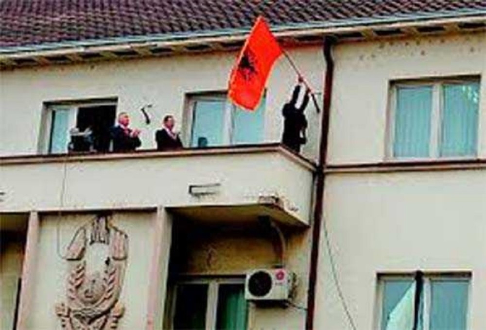 Stvaraju tenzije, provociraju, na nezakonit način proslavljaju DAN DRŽAVNOSTI ZEMLJE KOJA NIJE NJIHOVA!