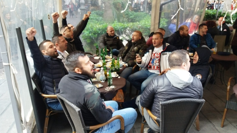 "Delije" okupirale Napulj i zavele Italijanke, DOBIJAJU POLJUPCE, ori se "Avanti Stela rosa! (FOTO+VIDEO)