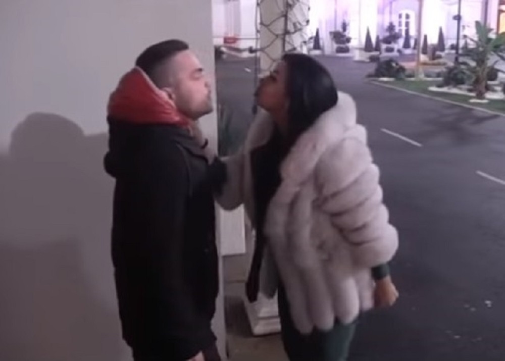 ZERINA UHVATILA BANETA ZA GUŠU I POČELA DA GA DAVI Krvi ću ti se napiti, zube ću da ti prospem! Obezbeđenje jedva sprečilo žestok incident (VIDEO)