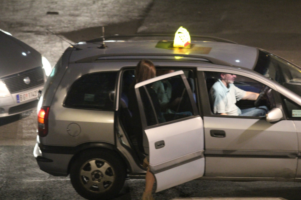 Divlji taksista izvređao turistkinju, pa nasrnuo čekićem na nju! Horor u Crnoj Gori!