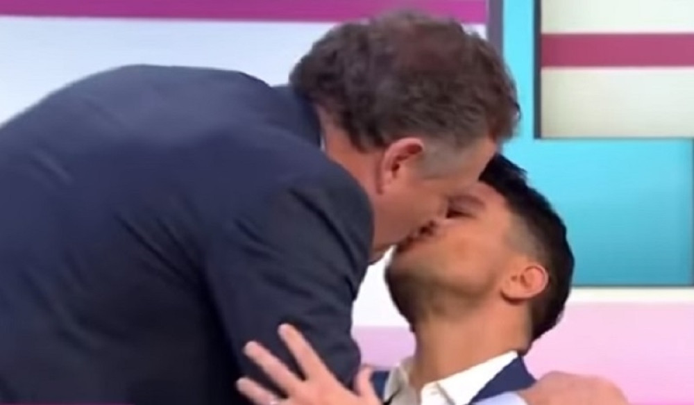 ŠOK U JUTARNJEM PROGRAMU UŽIVO Voditelj iznenada ustao i u usta poljubio slavnog glumca! (VIDEO)