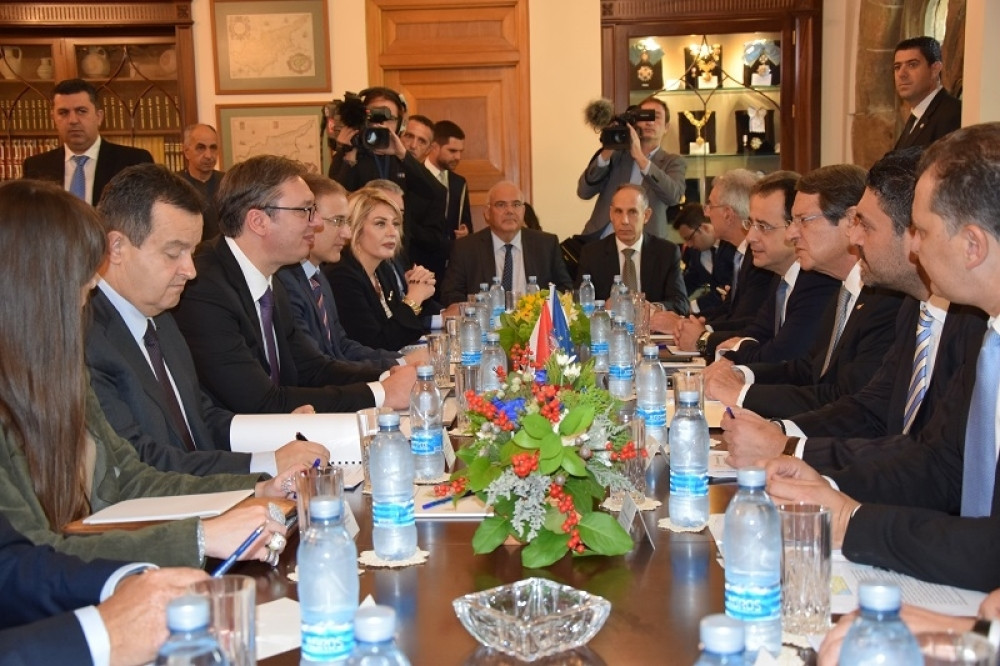 Vučić dočekan uz najviše državne počasti, danas zajednička sednica vlada Srbije i Kipra