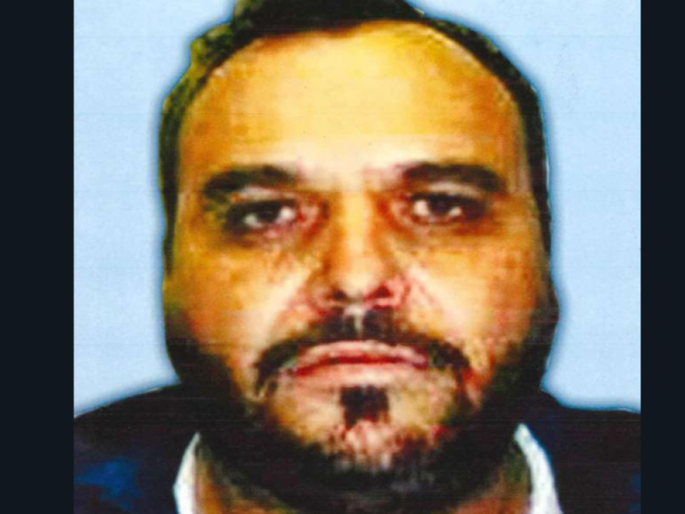 Bebu skuvali u mikrotalasnoj, bos od ljudi pravi "čorbe", a paravan su im TRKE KONJA