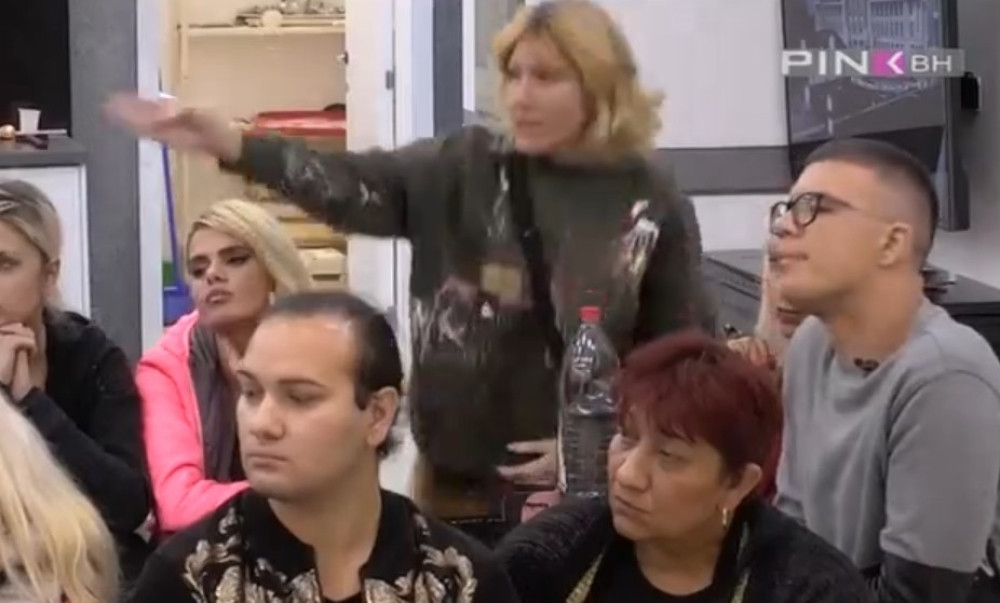 HITNA DISKVALIFIKACIJA? NASRNULA NA VODITELJA! Zadrugarka prekršila strogo pravilo, ovo nikako nije smela da uradi! (VIDEO)