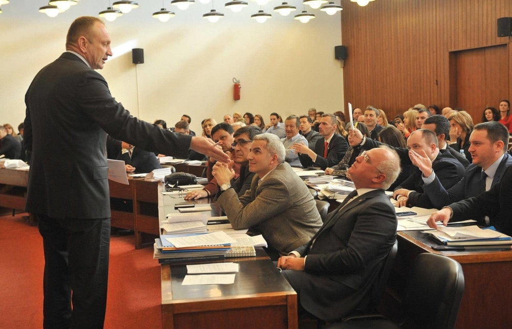 Vesiću pokazao da ga čeka VEŠANJE!