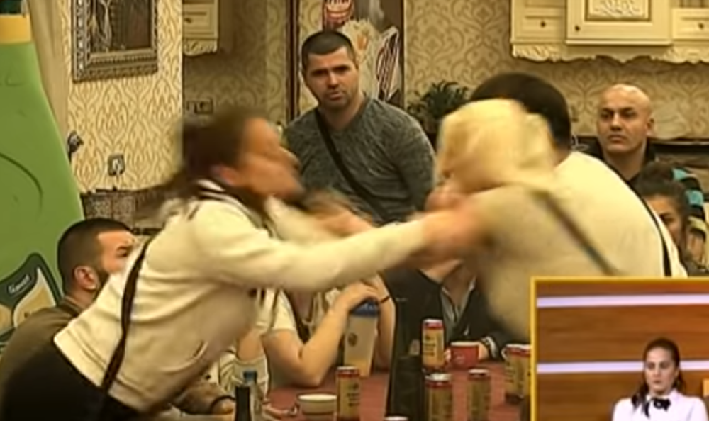 IZUDARALE SE USRED EMISIJE Sramotna tuča dve devojke, polivale se i udarale! Obezbeđenje ih jedva smirilo (VIDEO)