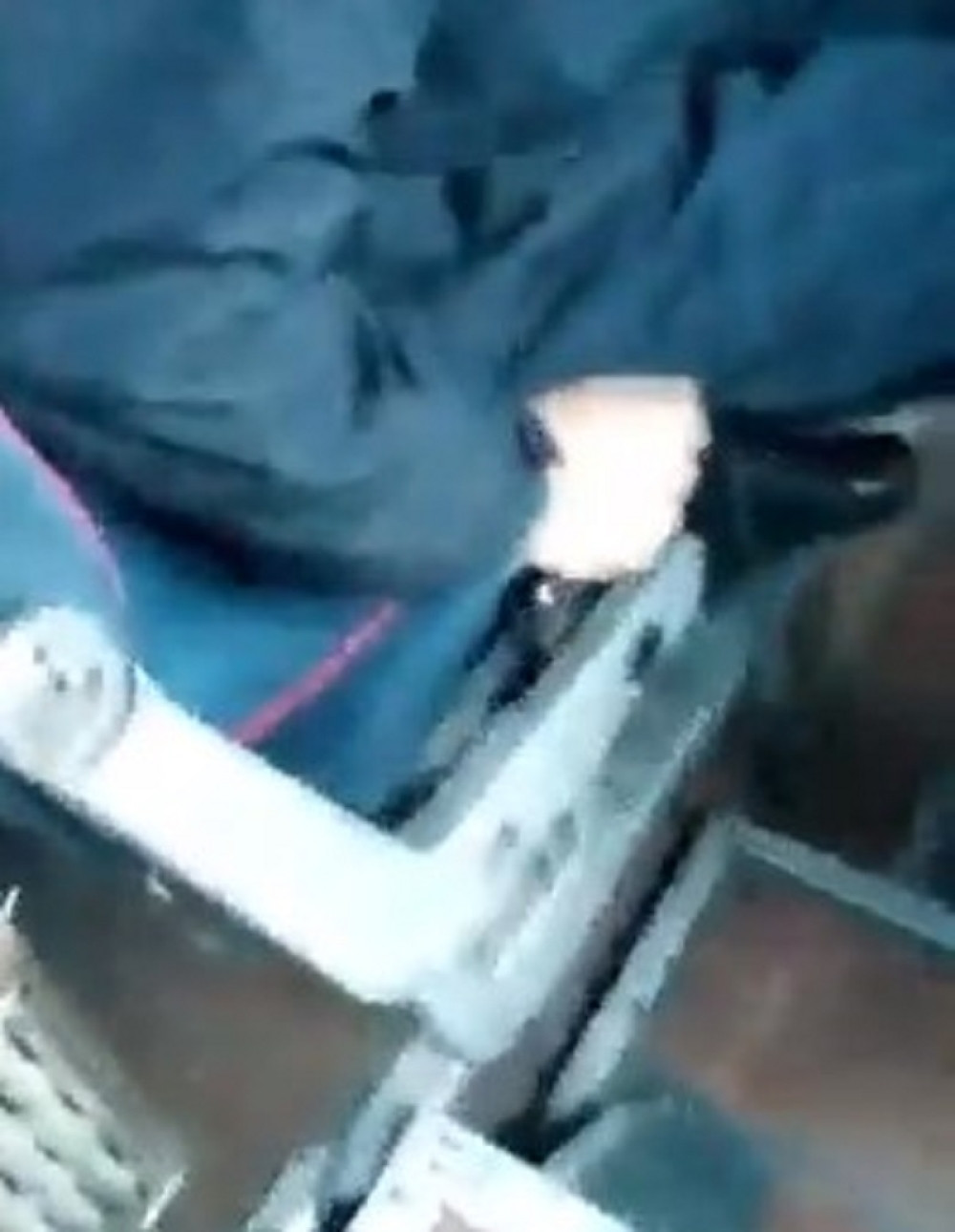 "PUTNICI SU SE*ONJE, TREBALO JE DA IH OSTAVI DA IDU PEŠKE..." Posle šok snimka iz Priboja, bivši vozač autobusa odbrusio u ime kolega sa štapom i kanapom!