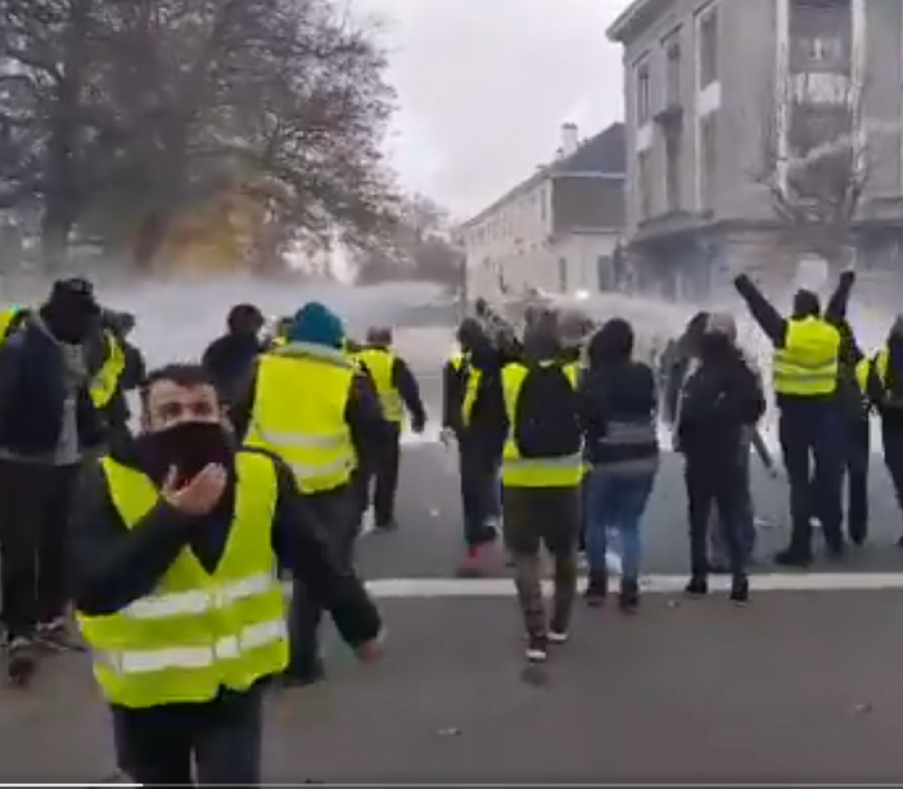 Hiljade ljudi na protestima zbog cene GORIVA! Demonstranti kamenovali kancelariju premijera (FOTO/VIDEO)