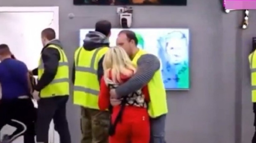 SKOČILA I ŠČEPALA JE ZA VRAT: Krunićka krenula da mlati Marijanu i to sve zbog njih! Obezbeđenje nije moglo da ih razdvoji