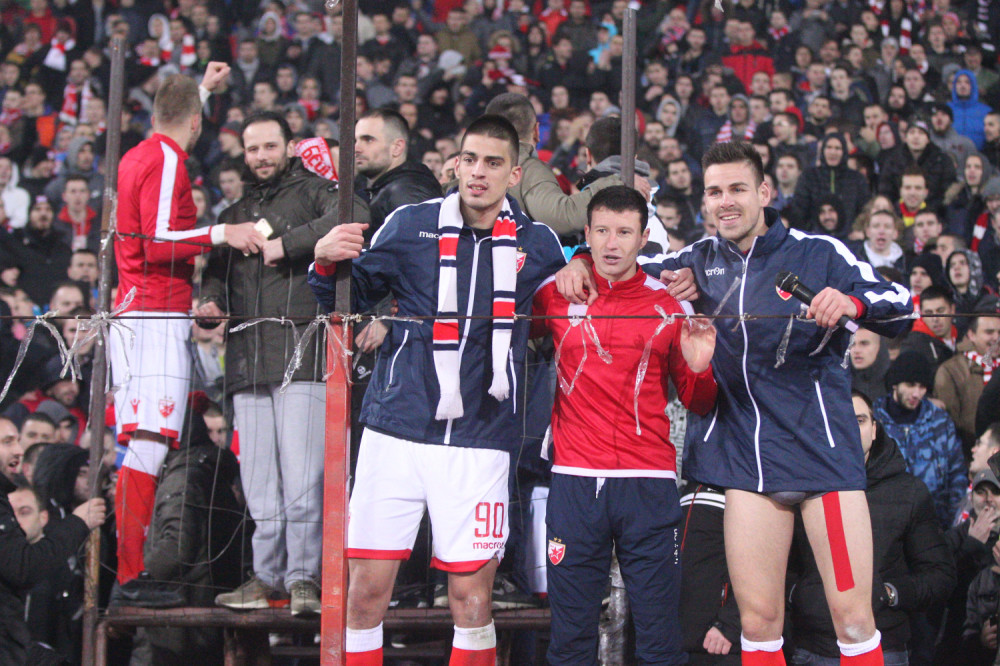 Stampedo u tržnom centru ka Zvezdinim zvezdama, umalo ih nisu srušili na pod! (FOTO)