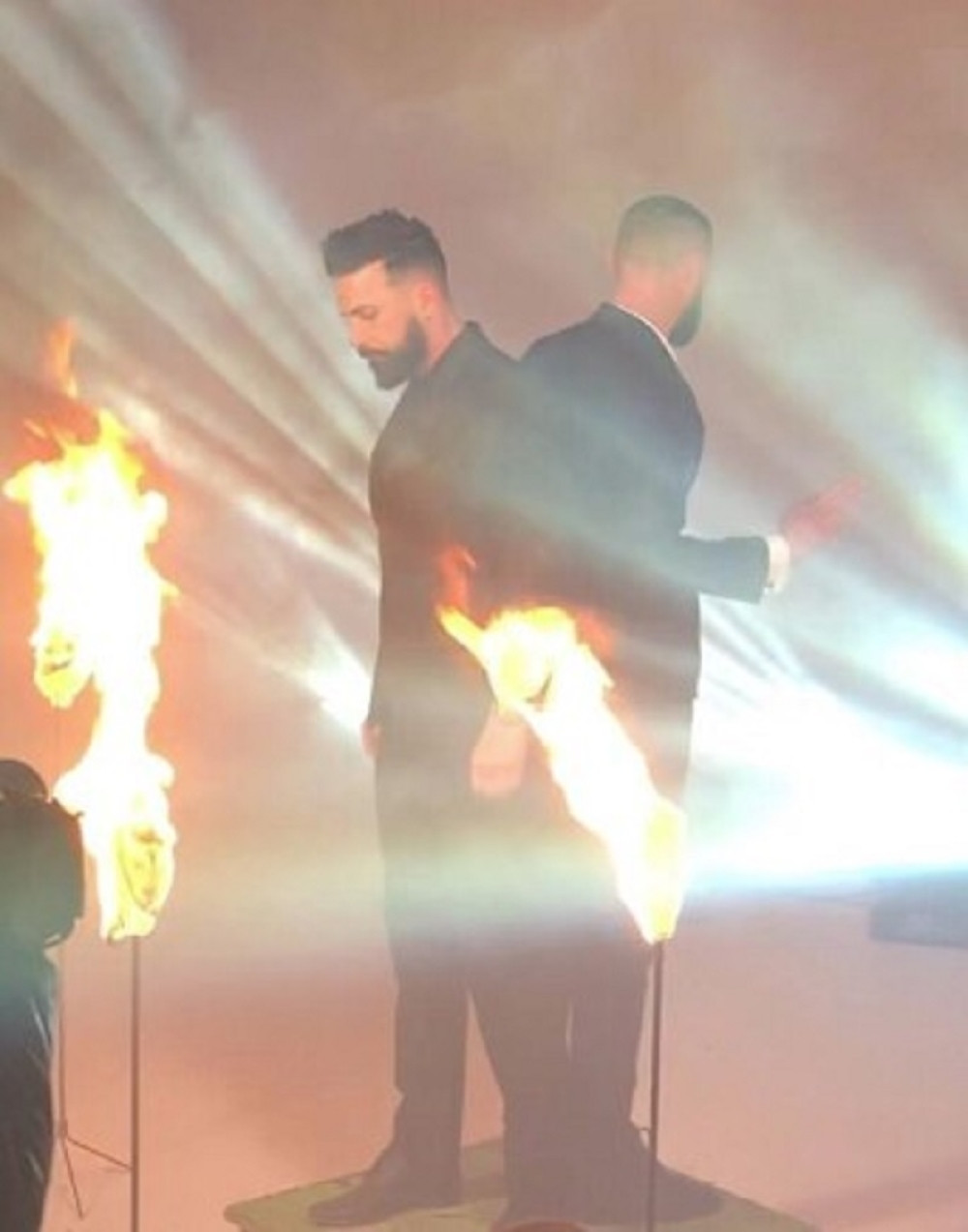 DRAMA NA SNIMANJU SPOTA: Sašu Kapora uhvatio plamen, pevač od šoka ne može sebi da dođe!