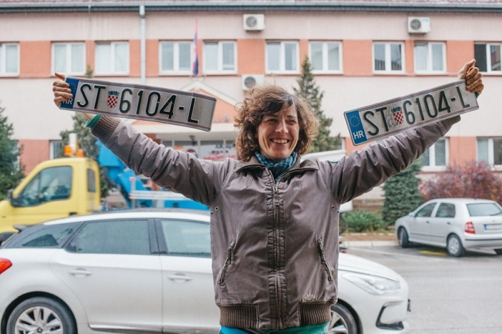 Hrvatica usred Srbije mahala SPLITSKIM TABLICAMA! Srbima na taj način poslala ovu poruku (FOTO)