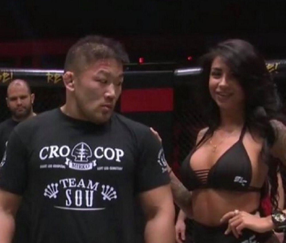 Japanac postao šampion, ali ko šiša titulu! Nije skidao pogled sa VELIKIH GRUDI prsate Srpkinje! (FOTO)