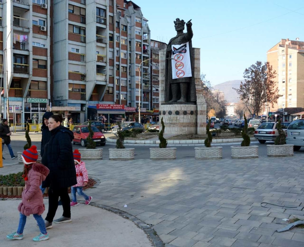 Na spomeniku knezu Lazaru u severnoj Mitrovici osvanula NIKAD BRUTALNIJA PORUKA!