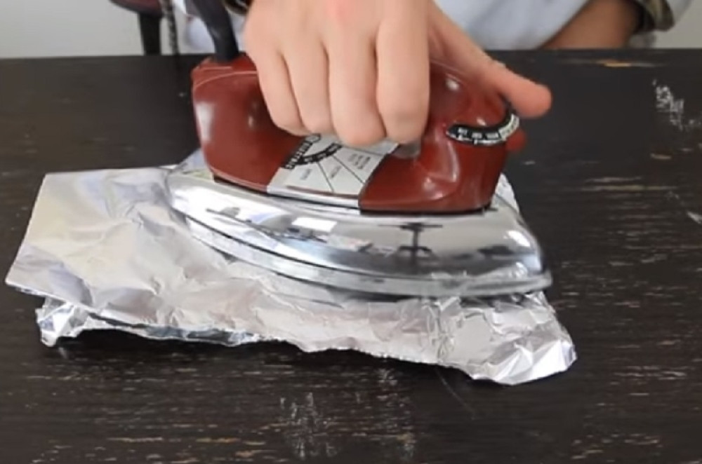 TRIK KOJI MORA DA ZNA SVAKA DOMAĆICA: Aluminijumska folija u kombinaciji sa peglom stvara čuda!