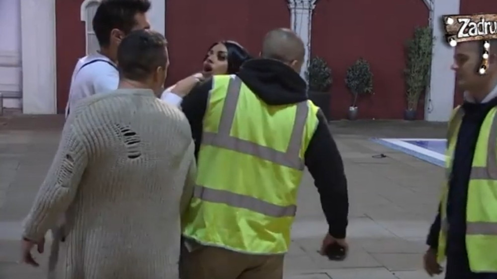 IŠAMARALA GA, ŠČEPALA, PA VUKLA PO DVORIŠTU: Zerina skočila na Baneta, obezbeđenje ih razdvajalo