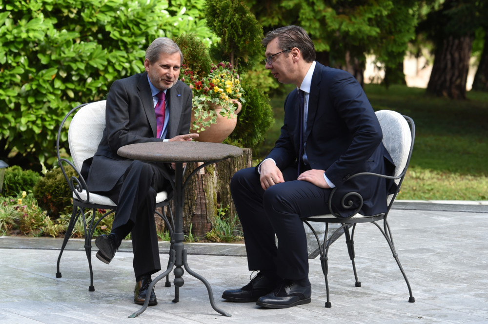 Bolje da ne dolaziš rasisto, videćeš ti kad odeš kod našeg premijera!