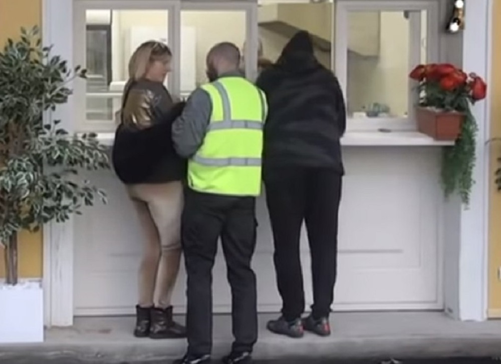 MIKI NASRNUO NA JELENU GOLUBOVIĆ Odlepio kad mu je pomenula ovu ženu! Obezbeđenje ih razdvajalo (VIDEO)