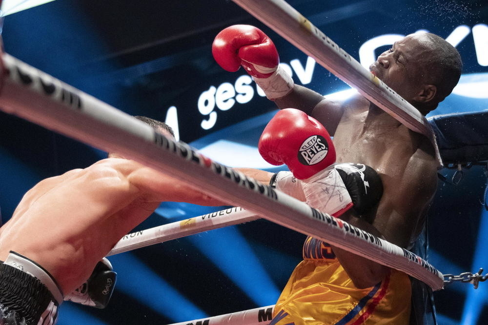 Posle teškog nokauta pao na pod I VIŠE NIJE DISAO! U bolnici mu se bore za život! (UZNEMIRUJUĆI VIDEO)