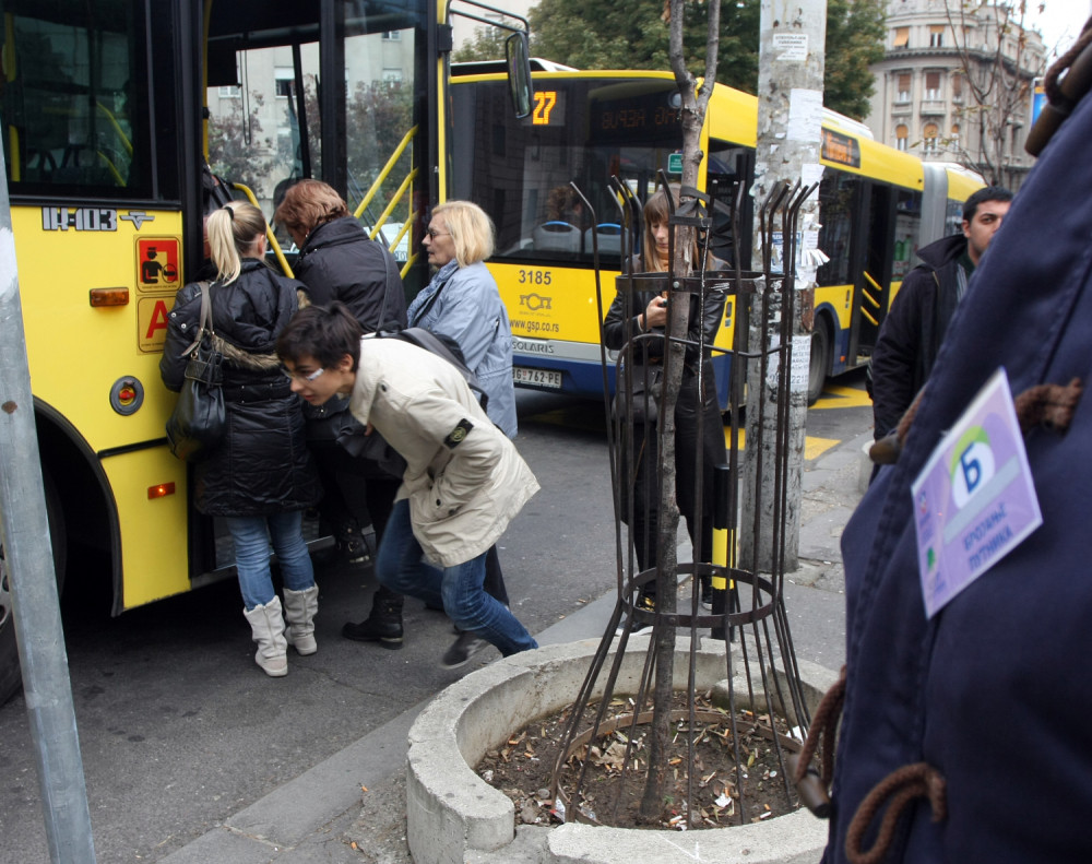 Horor u Bulevaru despota Stefana, žena leži zarobljena ISPOD AUTOBUSA!