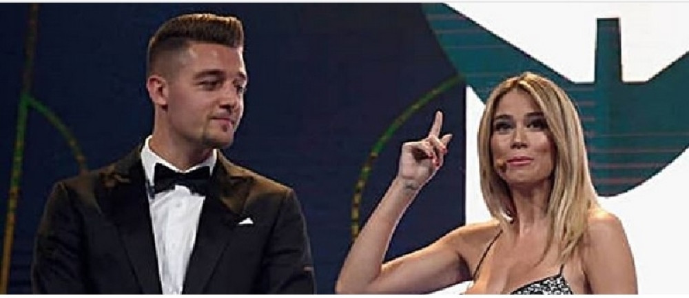 Sergej na gala večeri FRAPIRAN VELIKIM GRUDIMA prelepe Italijanke, nije mogao da skine pogled s njih! (FOTO)