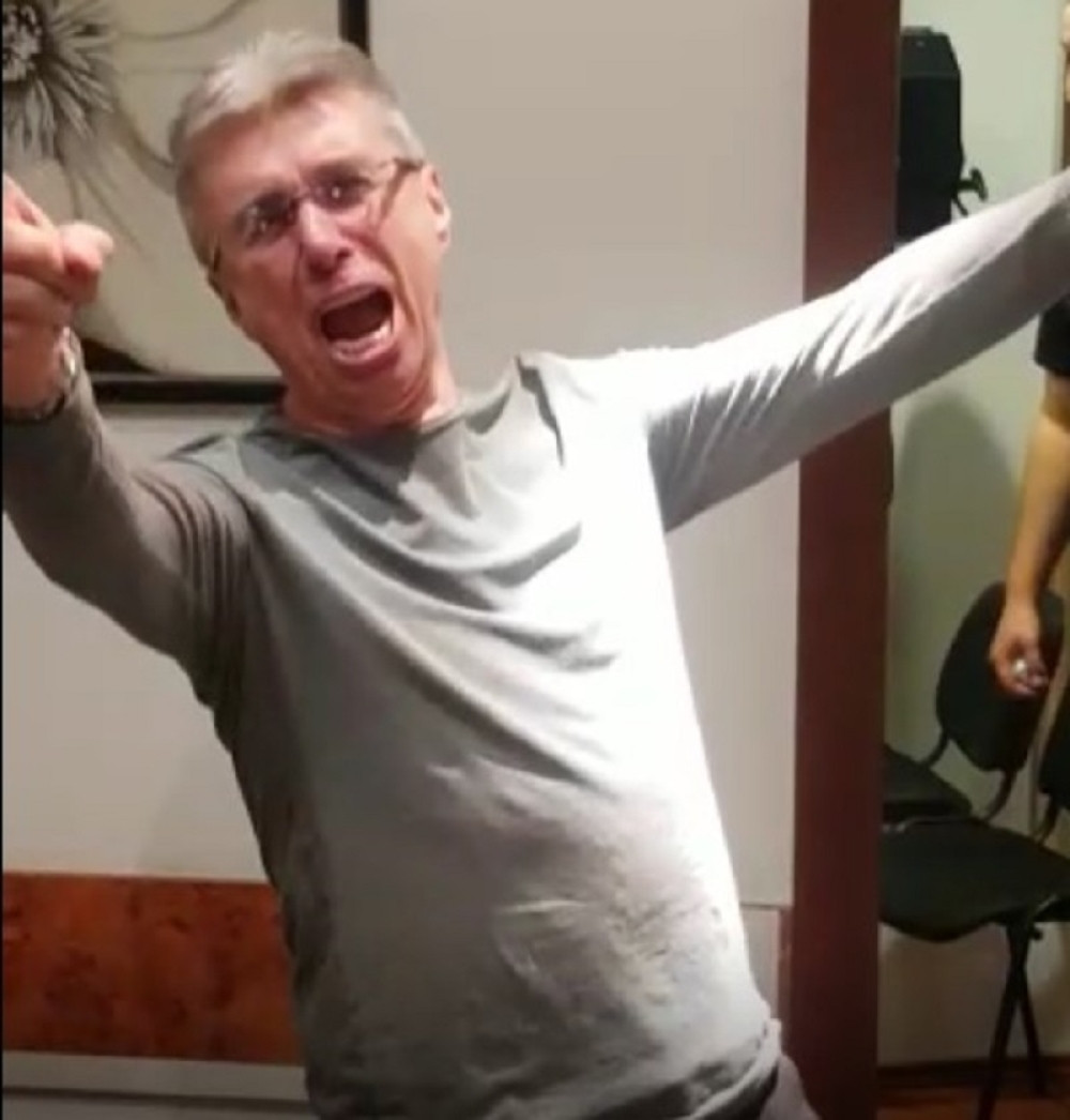 SAŠU POPOVIĆA OVAKVOG NIKADA NISTE VIDELI: Potpuni haos je nastao kada je ONA zapevala! (VIDEO)