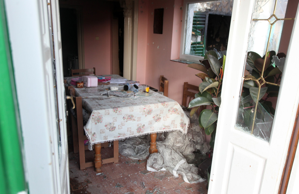 Vikao je: "Zaklaću te" i rukama i nogama tukao po vratima sa nožem. Deca su molila oca da im ostavi majku!