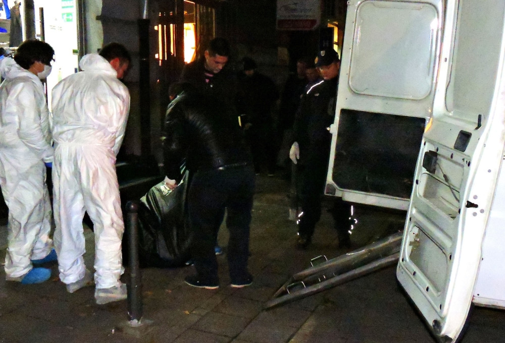 Leš na trotoaru, a oko njega lokva krvi!