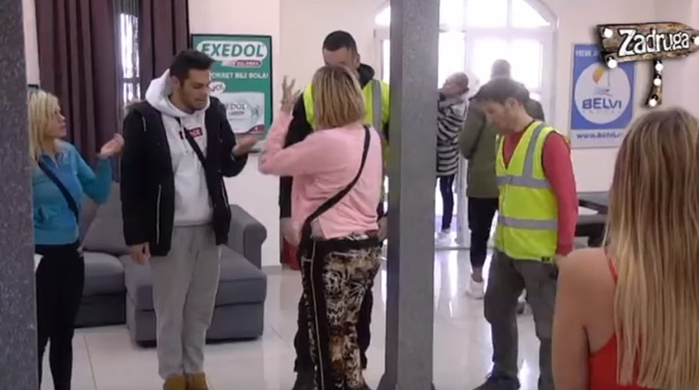 MINA SKOČILA NA GOLUBOVIĆKU, ONA JE POLILA KAFOM: Plakala i vrištala od muke, obezbeđenje hitno uletelo u sobu