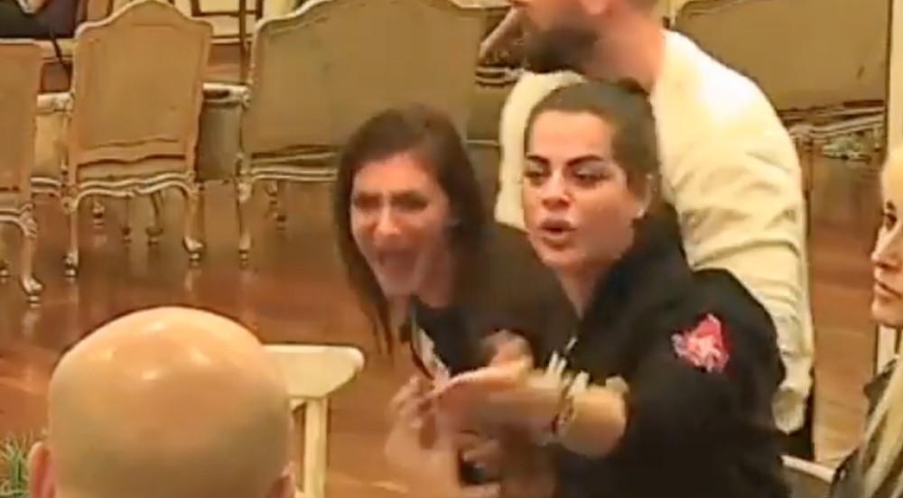 Stravični detalji pogoršanog stanja! Histerija i bes ne jenjavaju!