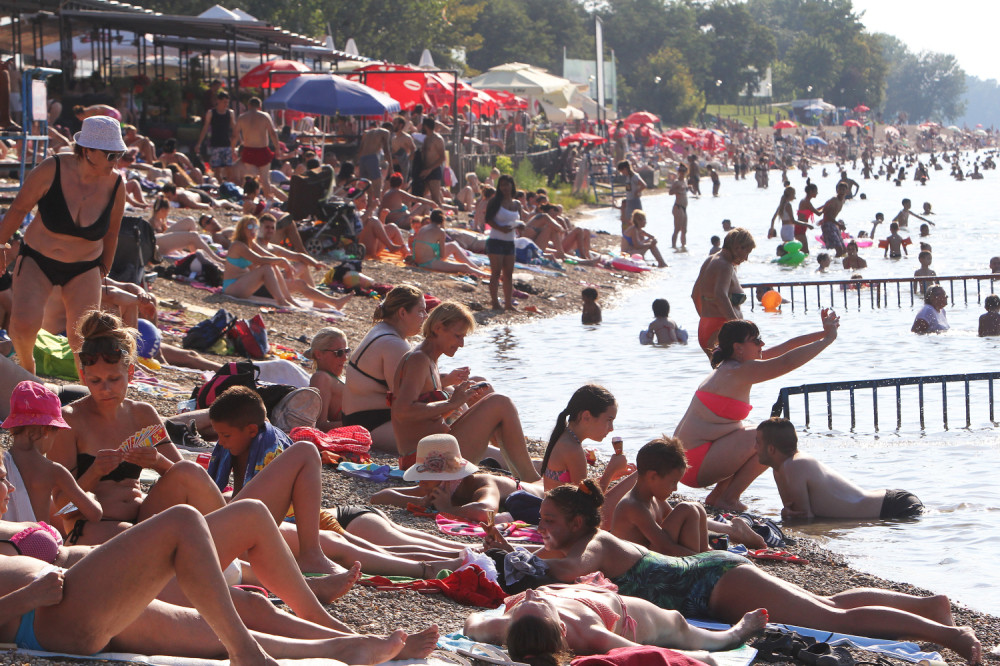 Aviokompanije više neće meriti samo koliko je težak vaš kofer, već koliko ste vi TEŠKI!