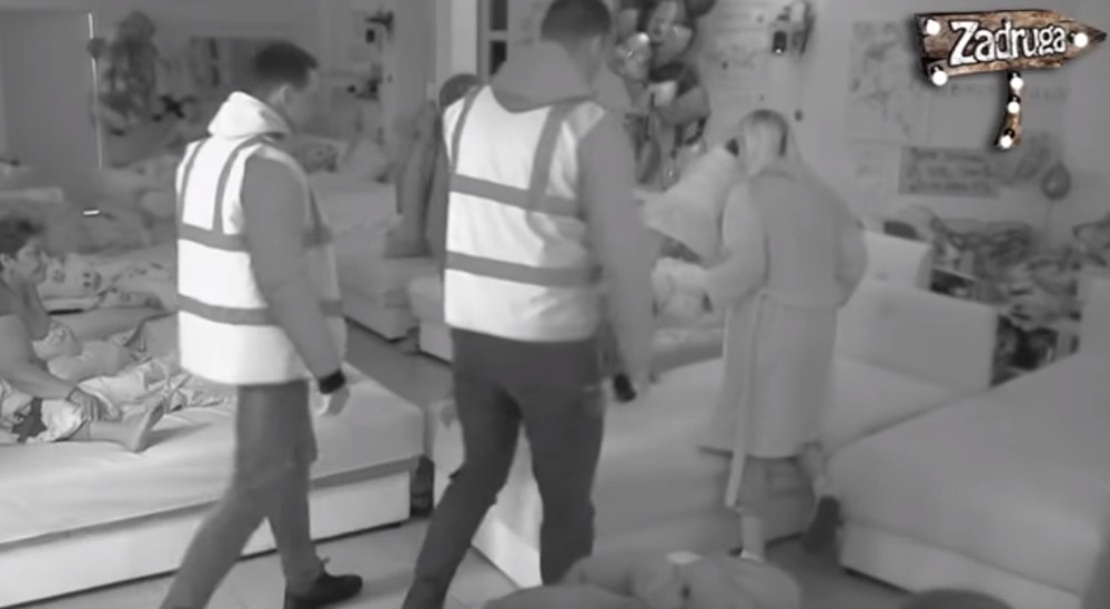 Zadrugom se širi užasan smrad, krevet poliven FEKALIJAMA!