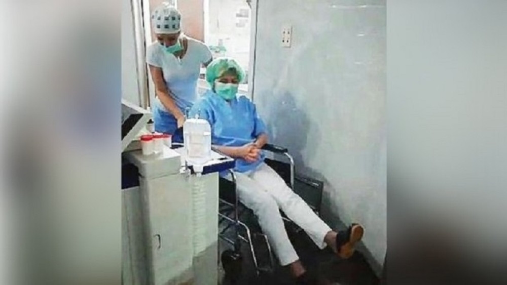 U invalidskim kolicima ušla u operacionu salu! Slomljena noga je nije sprečila da operiše pacijenta (FOTO/VIDEO)