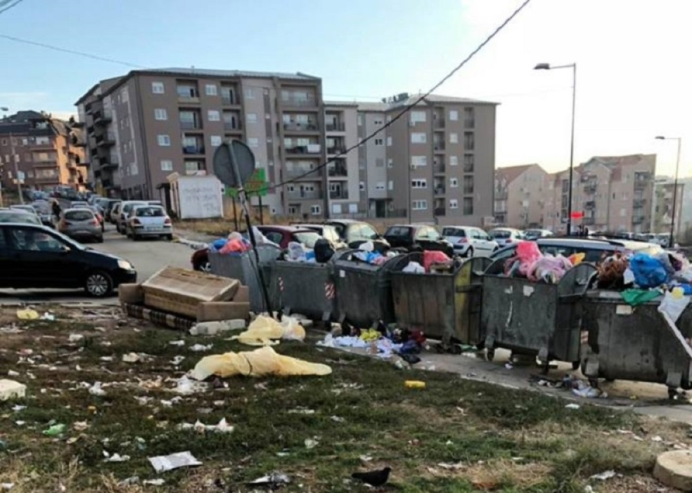 Stanari Vojvode Vlahovića LEŽU I BUDE SE U ĐUBRETU! (FOTO)