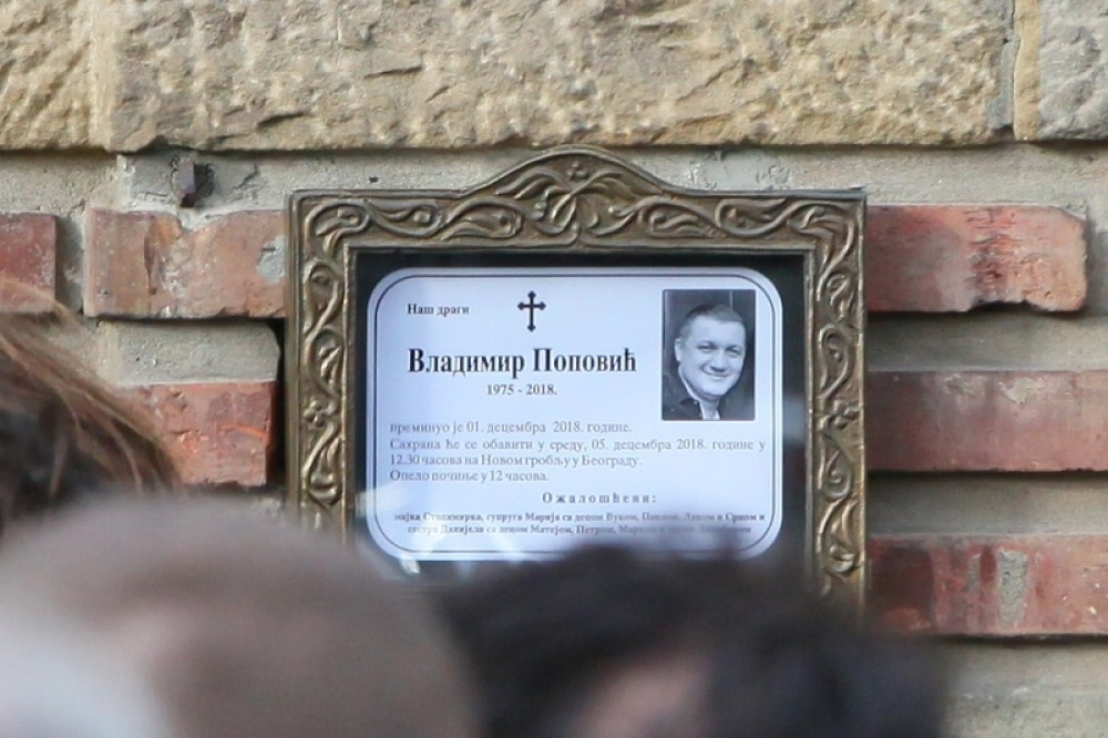 Krik majke ubijenog Vlade Popa odjekivao grobljem! Dok su ga spuštali u raku zavapila je: "Ne vodite ga, molim vas!"