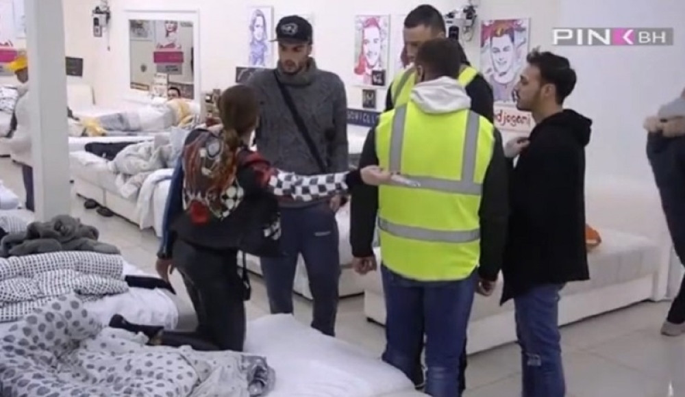 Novi okršaj u Zadruzi: "Je*aću ti mater!" Takmičarka završila na podu