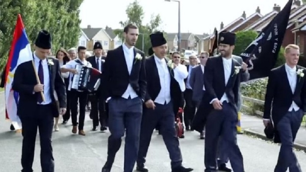 Pršti četnička svadba u Engleskoj, vijore se srpske zastave, svira harmonika i sijaju kokarde