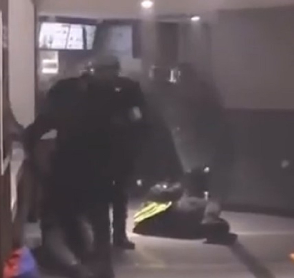 Makronova policija uletela u restoran! Ko se usudio da snima, opasno je pogrešio... (UZNEMIRUJUĆ VIDEO)