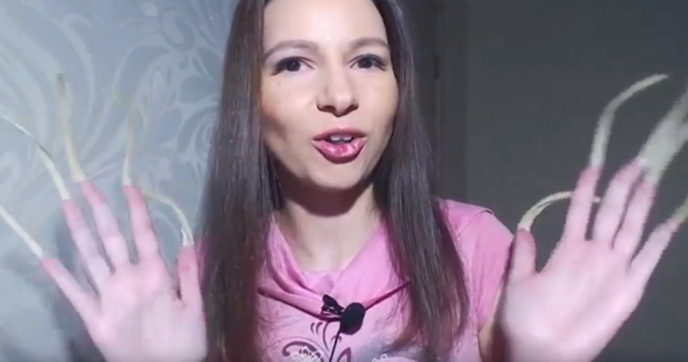 Svi se pitaju kako žene sa dugim noktima idu u WC. Evo odgovora! (VIDEO)